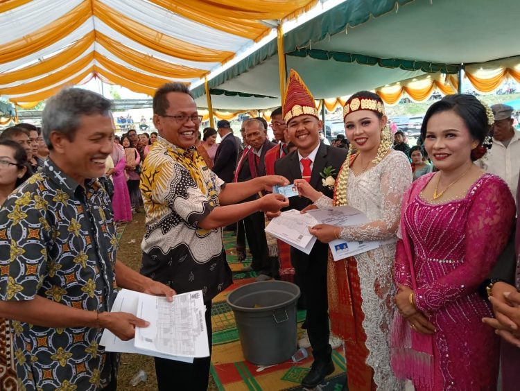 Sekda Pakpak Bharat Serahkan Dokumen Kependudukan Bagi Pengantin Baru di Kecamatan Tinada