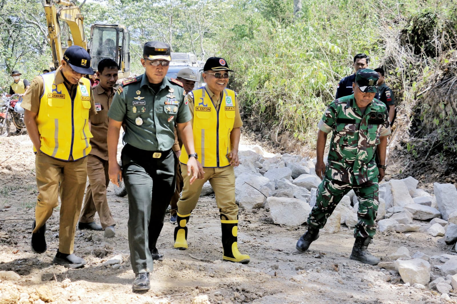 Kolaborasi Pemkab Simalungun dengan Kodim 0207/Sml Bangun Jalan Sepanjang 6,5 Km Kolaborasi Pemkab Simalungun dengan Kodim 0207/Sml Bangun Jalan Sepanjang 6,5 Km