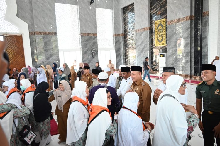 Wakil Bupati Mahmud Efendi Sambut Kepulangan 107 Jamaah Haji Tapanuli Tengah