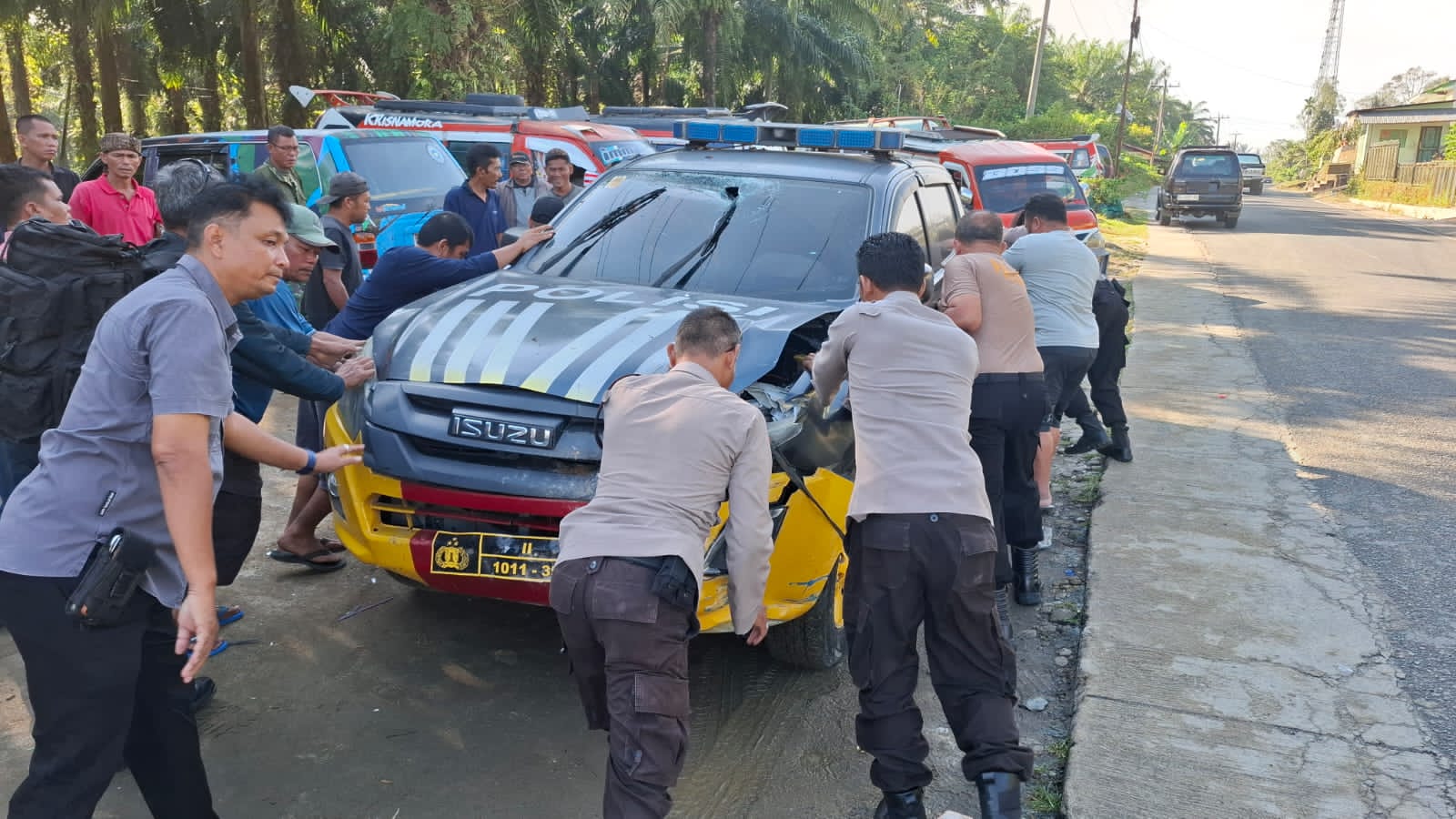 Kecelakaan Beruntun di Jalan Siantar-Saribudolok, Kendaraan Dinas Polri Yang Terlibat Tabrakan Berakhir Damai Kecelakaan Beruntun di Jalan Siantar-Saribudolok, Kendaraan Dinas Polri Yang Terlibat Tabrakan Berakhir Damai