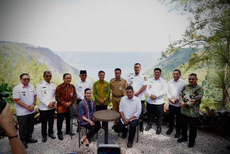 Bupati Pakpak Bharat Hadiri Kunjungan Menteri Pariwisata di Kabupaten Toba