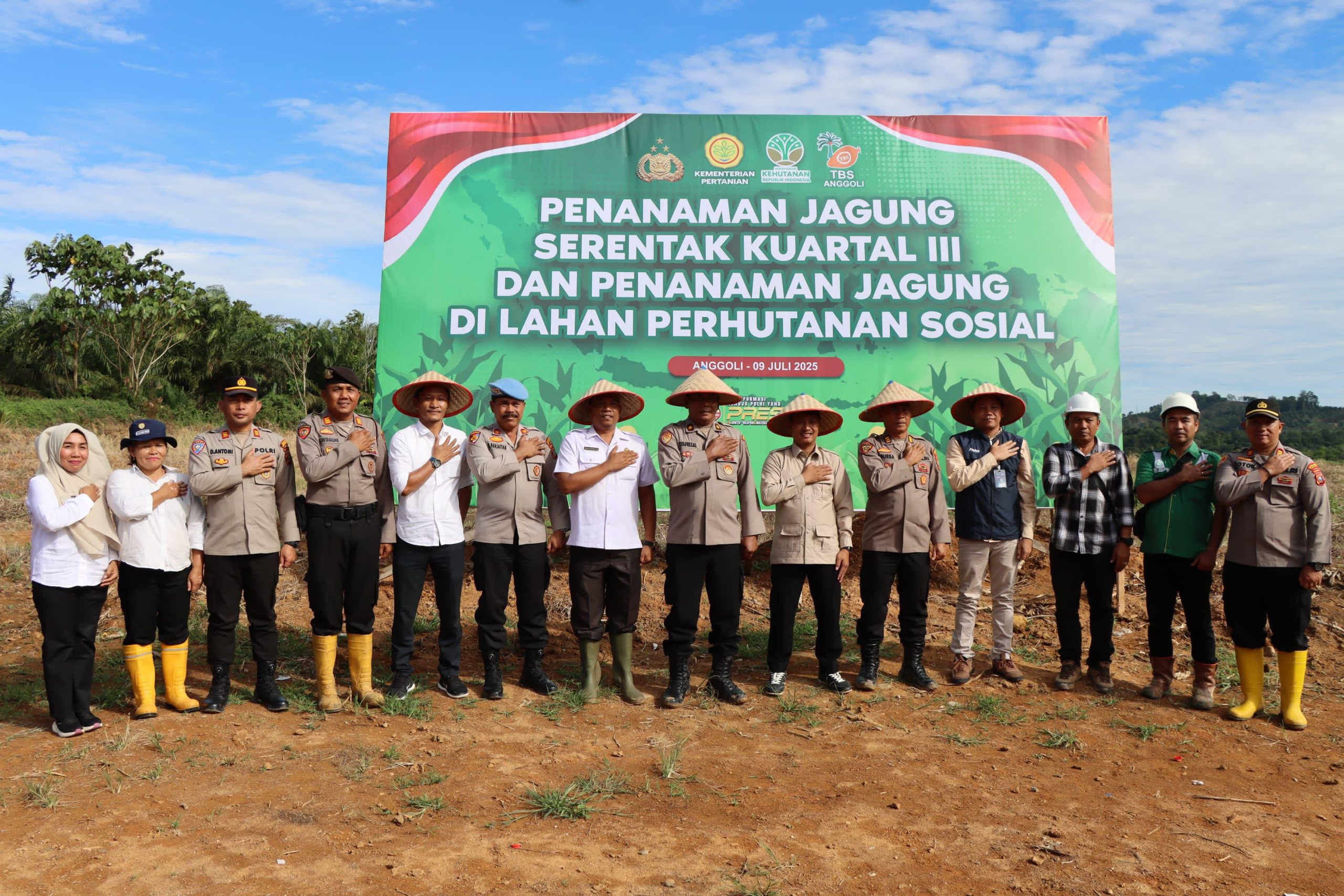 Polres Tapanuli Tengah Gelar Penanaman Jagung Serentak Kuartal III di Lahan Perhutanan Sosial Polres Tapanuli Tengah Gelar Penanaman Jagung Serentak Kuartal III di Lahan Perhutanan Sosial