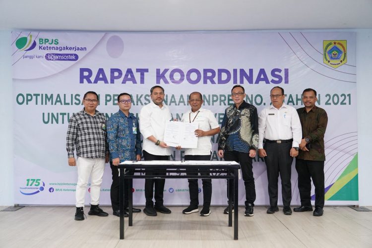 Bupati Pakpak Bharat Dan Kepala Kantor Wilayah BPJS Ketenagakerjaan Sumbagut Sepakat Tandatangani Perlindungan Jaminan Sosial Ketenagakerjaan Bagi Pekerja Rentan