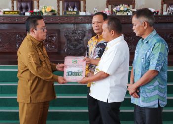 Wali Kota Pematangsiantar Wesly Silalahi Menerima Pokir Hasil Reses I DPRD Kota Pematangsiantar Tahun 2025