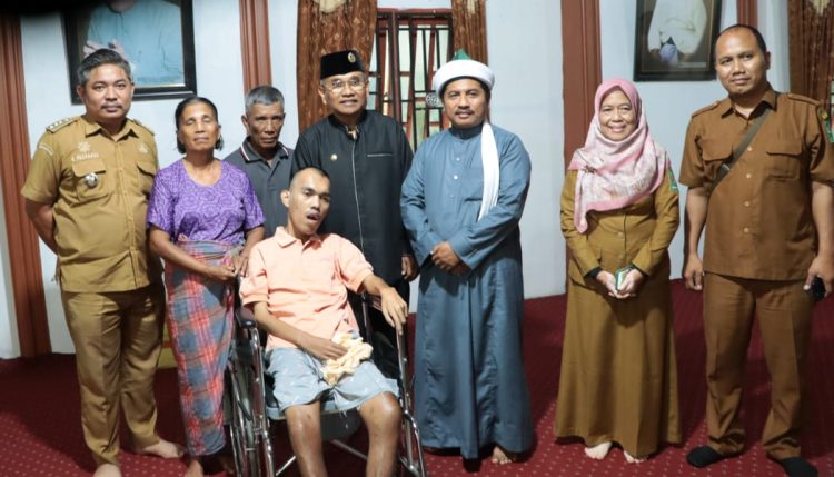 Ulurkan Tangan Kemanusiaan, Bupati Simalungun Bantu Kursi Roda untuk Jayaman Rajagukguk