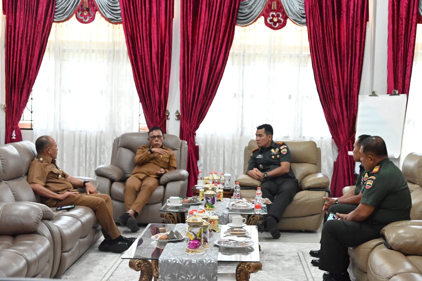 Bupati Tapteng Dukung Pembangunan Pembentukan Batalyon Teritorial Pembangunan di Tapteng Bupati Tapteng Dukung Pembangunan Pembentukan Batalyon Teritorial Pembangunan di Tapteng