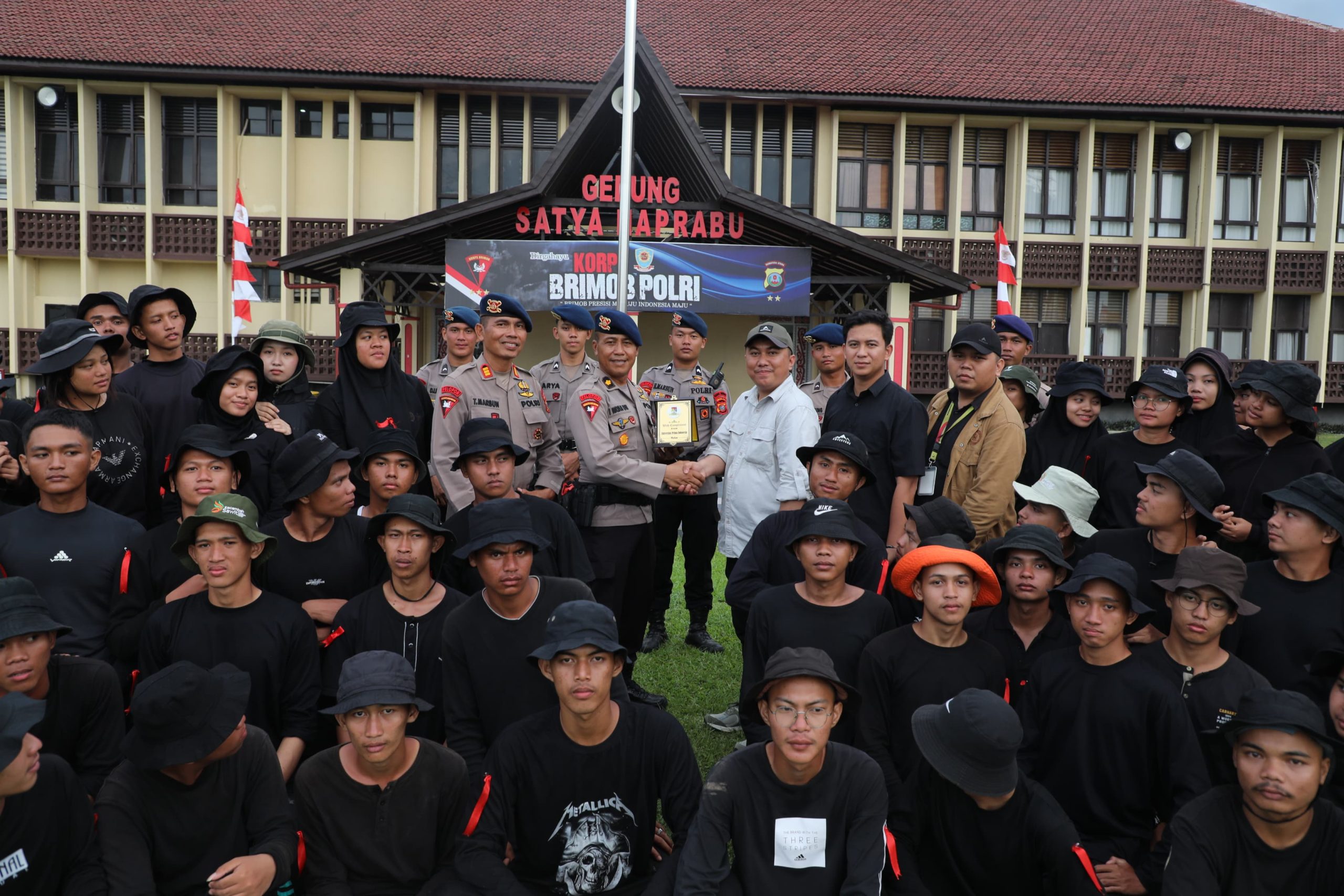 Satuan Brimob Polda Sumut Latih Karakter dan Mental Mahasiswa Universitas Prima Indonesia Satuan Brimob Polda Sumut Latih Karakter dan Mental Mahasiswa Universitas Prima Indonesia