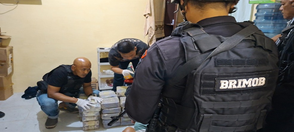 Dansat Brimob Polda Sumut Pimpin Penggerebekan Jaringan Narkoba Besar di Medan, Barang Bukti 36 Kg Sabu Dansat Brimob Polda Sumut Pimpin Penggerebekan Jaringan Narkoba Besar di Medan, Barang Bukti 36 Kg Sabu
