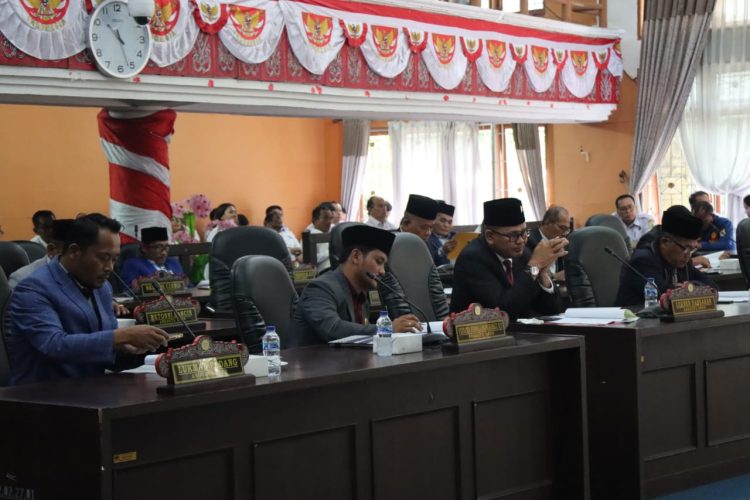 DPRD Pakpak Bharat Gelar Paripurna Dengan Agenda Pemandangan Umum Fraksi-Fraksi Atas Nota Pengantar Bupati 