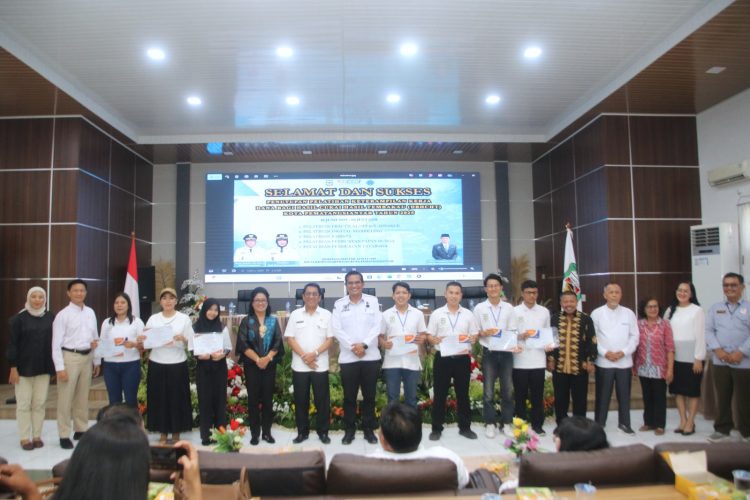 Wali Kota Pematangsiantar Wesly Silalahi Menutup Pelatihan Keterampilan Kerja Penggunaan DBHCHT Tahun 2025 