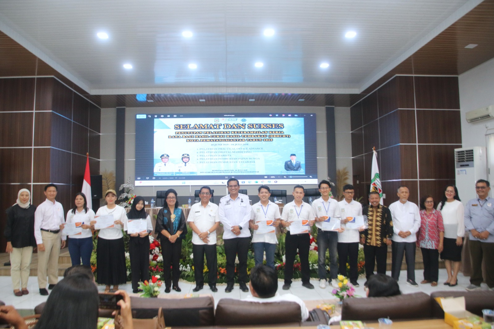 Wali Kota Pematangsiantar Wesly Silalahi Menutup Pelatihan Keterampilan Kerja Penggunaan DBHCHT Tahun 2025 Wali Kota Pematangsiantar Wesly Silalahi Menutup Pelatihan Keterampilan Kerja Penggunaan DBHCHT Tahun 2025