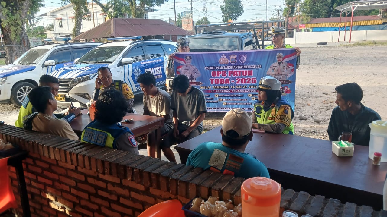 Kasat Lantas Polres Pematangsiantar Sosialisasikan Operasi Patuh Toba 2025 di Jalan Parapat Kasat Lantas Polres Pematangsiantar Sosialisasikan Operasi Patuh Toba 2025 di Jalan Parapat