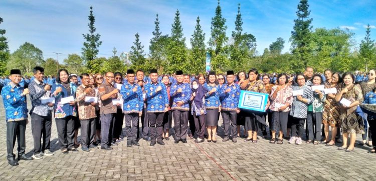 30 ASN Masa Purna Bhakti di Pemkab Simalungun Terima Tali Asih Korpri, Wakil Bupati: “Terima kasih telah menjadi ASN Berintegritas, Profesional dan Berakhlak