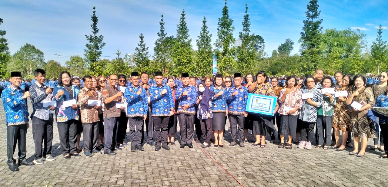 30 ASN Masa Purna Bhakti di Pemkab Simalungun Terima Tali Asih Korpri, Wakil Bupati: “Terima kasih telah menjadi ASN Berintegritas, Profesional dan Berakhlak