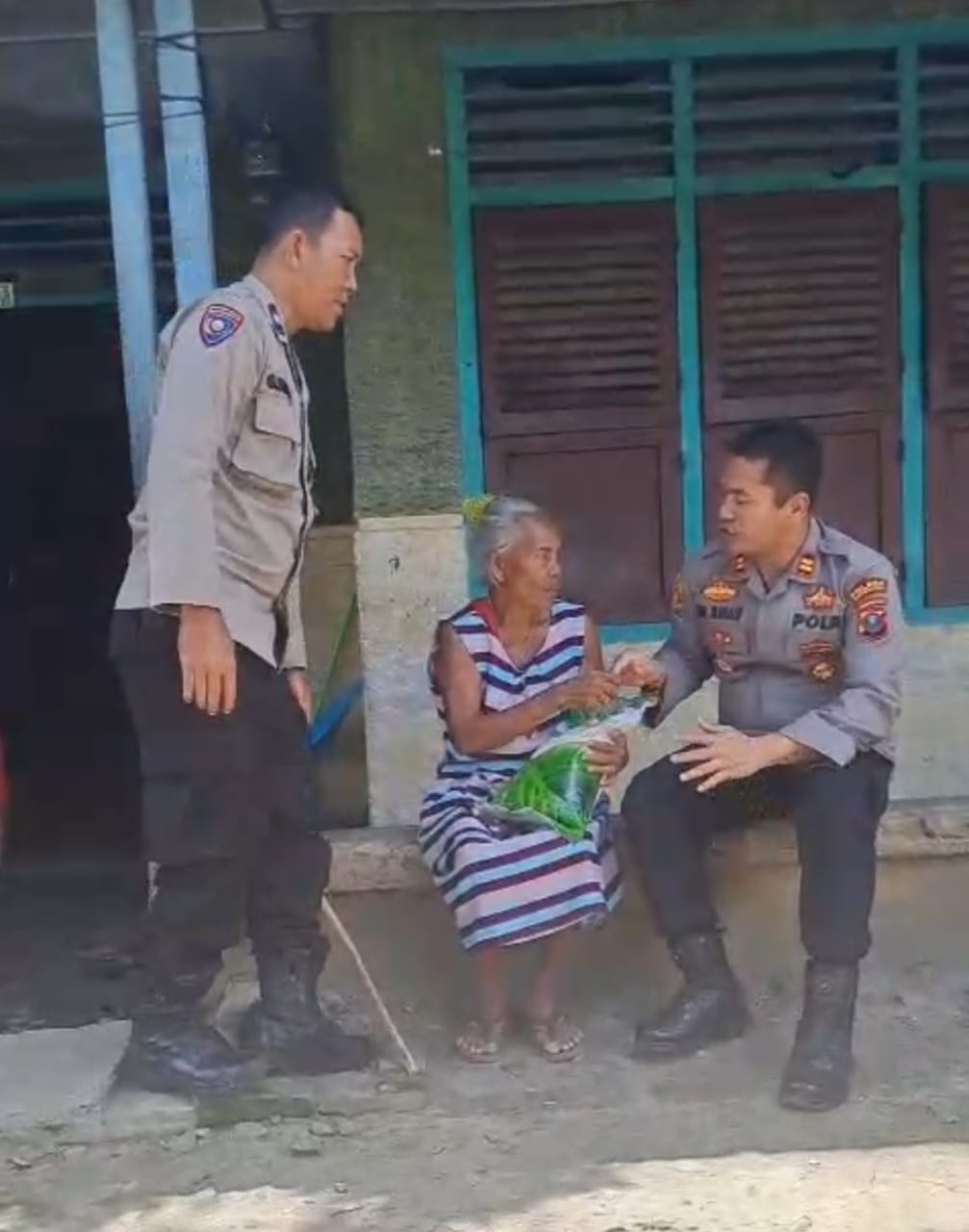 Jumat Berkah, Polsek Siantar Timur Berikan Sembako kepada Warga Kurang Mampu