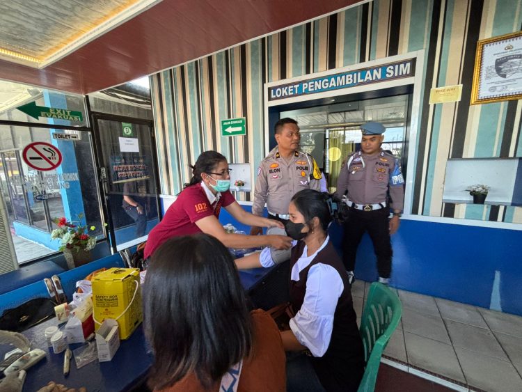 Operasi Patuh Toba 2025, Sat Lantas Polres Pematangsiantar Sosialisasi dan Pengobatan Gratis kepada Peserta Pengurusan SIM