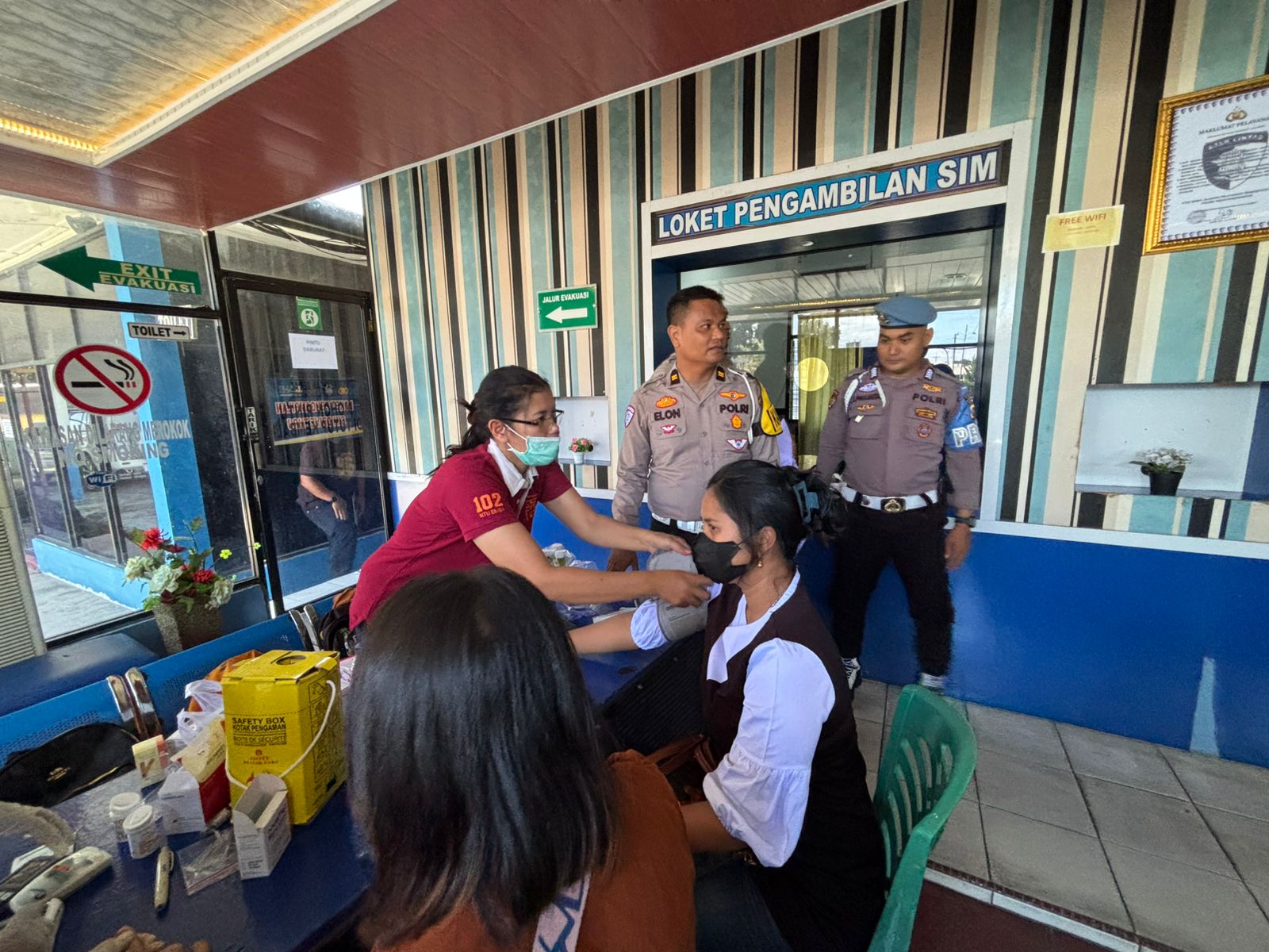Operasi Patuh Toba 2025, Sat Lantas Polres Pematangsiantar Sosialisasi dan Pengobatan Gratis kepada Peserta Pengurusan SIM