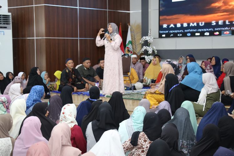 Herlina Hadiri Majelis Tauhid PPALC-YAI, Serahkan Santunan kepada Jamaah Lansia