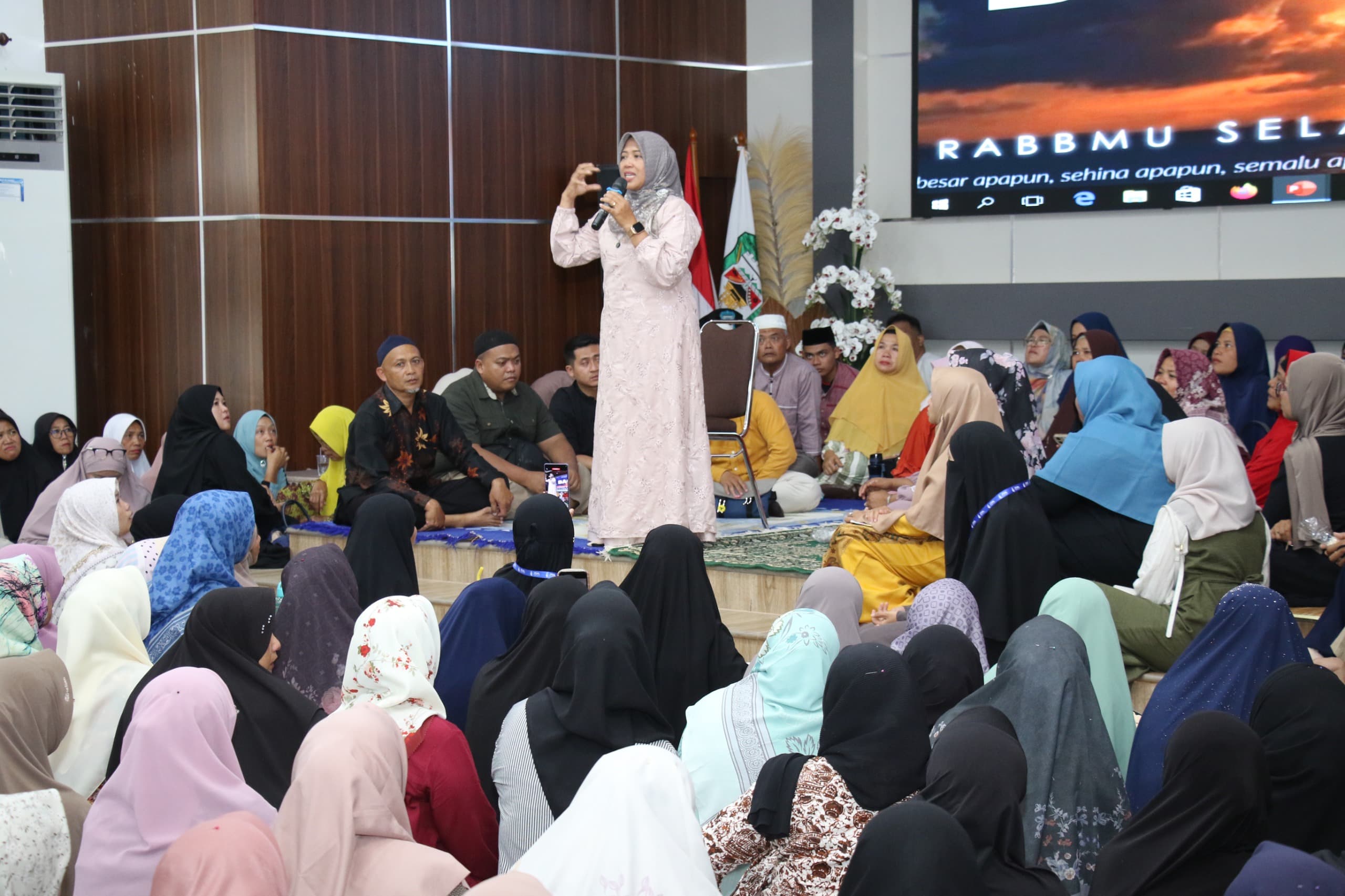 Herlina Hadiri Majelis Tauhid PPALC-YAI, Serahkan Santunan kepada Jamaah Lansia