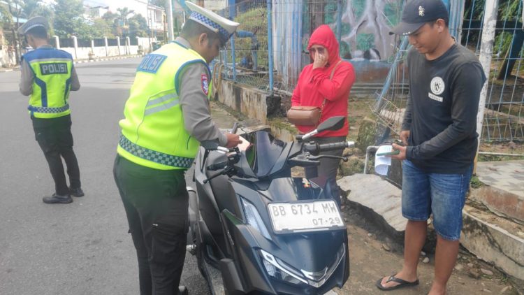 Hari Keenam Operasi Patuh Toba 2025, Personil Polres Sibolga Gencar Tilang Pelanggar Kasat Mata