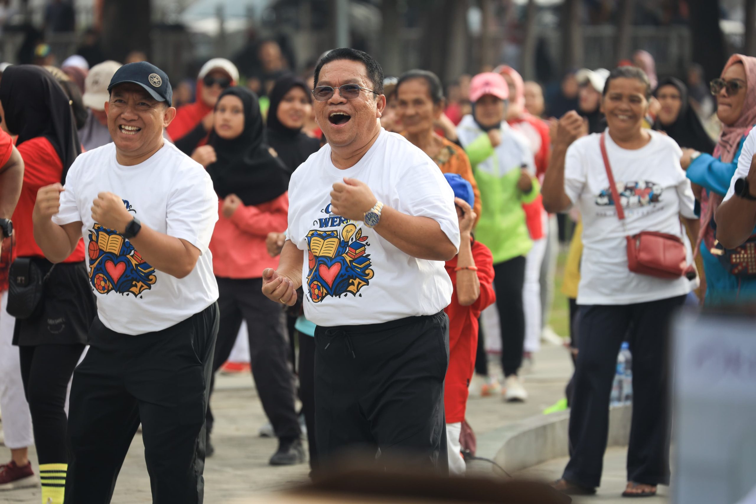 Wali Kota Pematangsiantar Wesly Silalahi Bersama Warga Ikuti Olahraga Jalan Santai dan Senam Sehat Car Free Day
