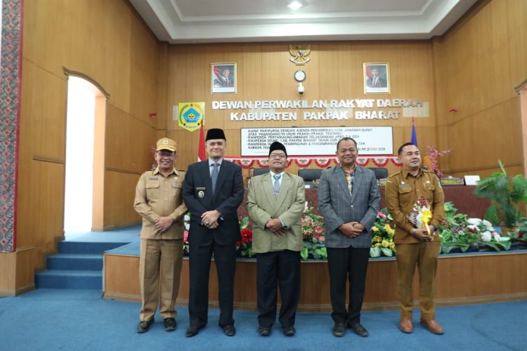Wabup Pakpak Bharat Bacakan Pidato Nota Jawaban Bupati dalam Sidang Paripurna DPRD 