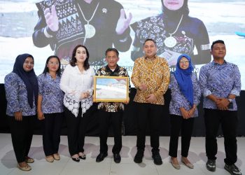 Bupati Pakpak Bharat Terima Piagam Penghargaan Sebagai Salah Satu Kabupaten Dengan Cakupan Laporan Kelompok Kegiatan dan Setara Kelompok Terbaik Tahun 2025