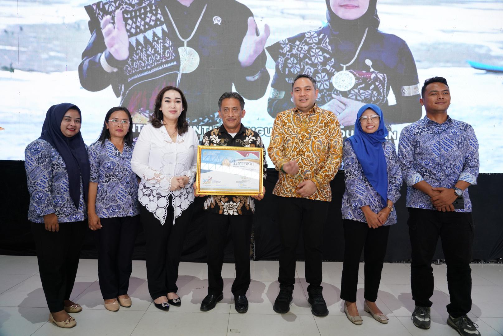 Bupati Pakpak Bharat Terima Piagam Penghargaan Sebagai Salah Satu Kabupaten Dengan Cakupan Laporan Kelompok Kegiatan dan Setara Kelompok Terbaik Tahun 2025