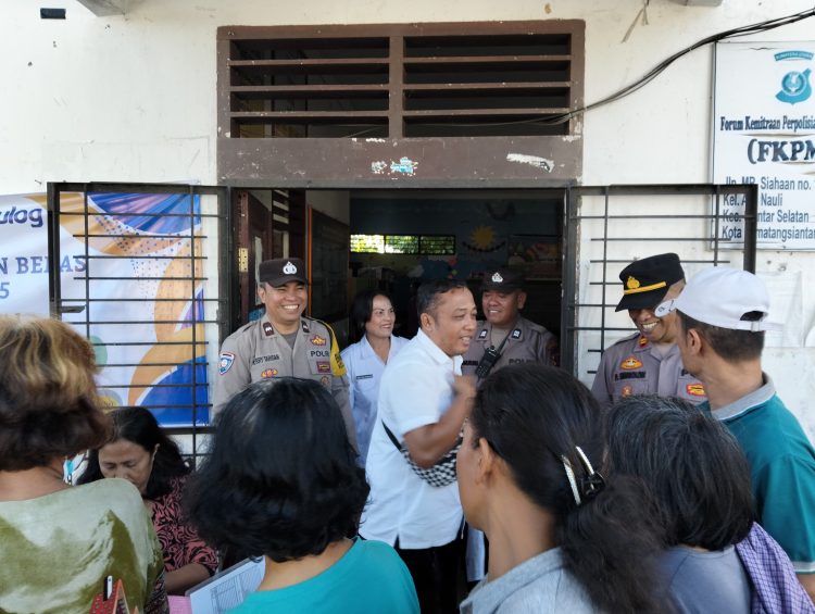 Polsek Siantar Selatan Amankan Pembagian Bantuan Pangan Beras 2025 di Kelurahan Aek Nauli