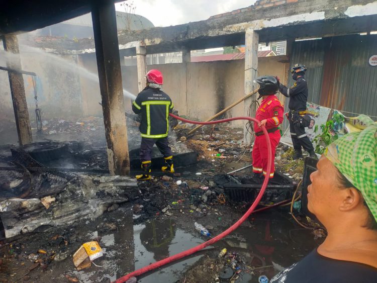 Polsek Siantar Utara Cek TKP Kebakaran Ban dan Springbed di Eks Gudang Agribisnis Parluasan