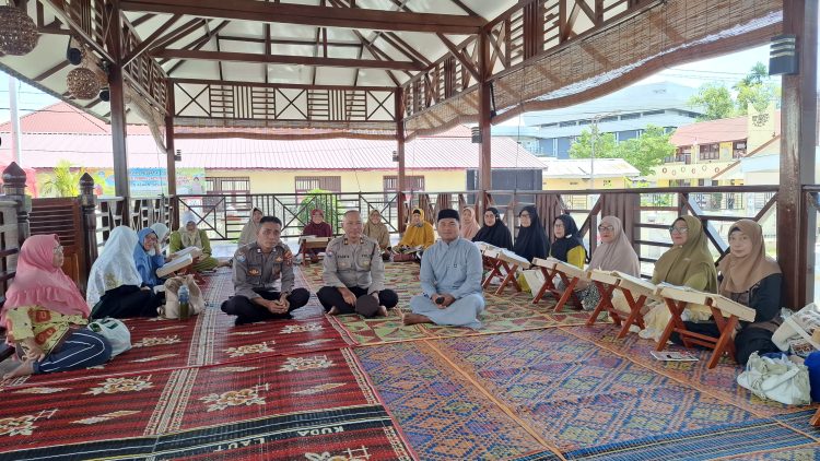 Sampaikan Imbauan Kamtibmas, Sat Binmas Polres Pematangsiantar Sambangi Komunitas Ibu Perwiritan Tafiz Quran Sampaikan Imbauan Kamtibmas, Sat Binmas Polres Pematangsiantar Sambangi Komunitas Ibu Perwiritan Tafiz Quran