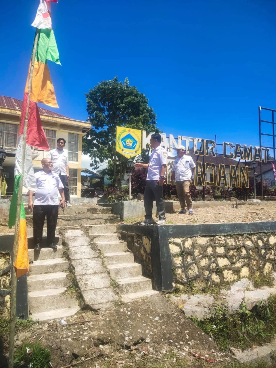 Aparatur Kecamatan Kerajaan Gotong Royong Membersihan dan Menghias Dalam Rangka Ulang Tahun Kabupaten Pakpak Bharat di