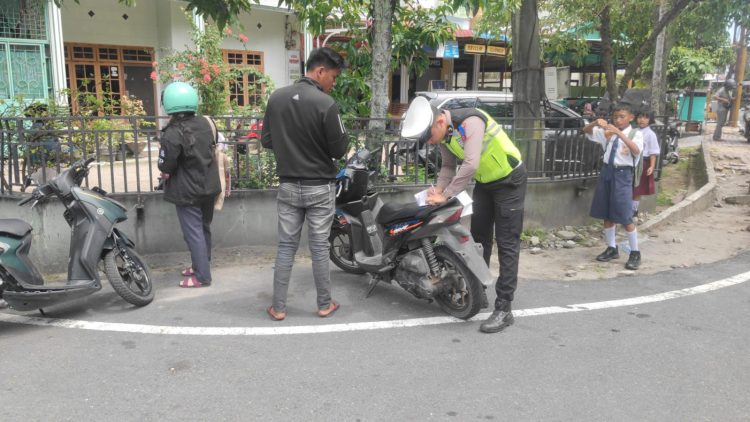 Hari Kesebelas Operasi Patuh Toba 2025, Polres Sibolga Lakukan Pelanggaran Langsung Ditilang