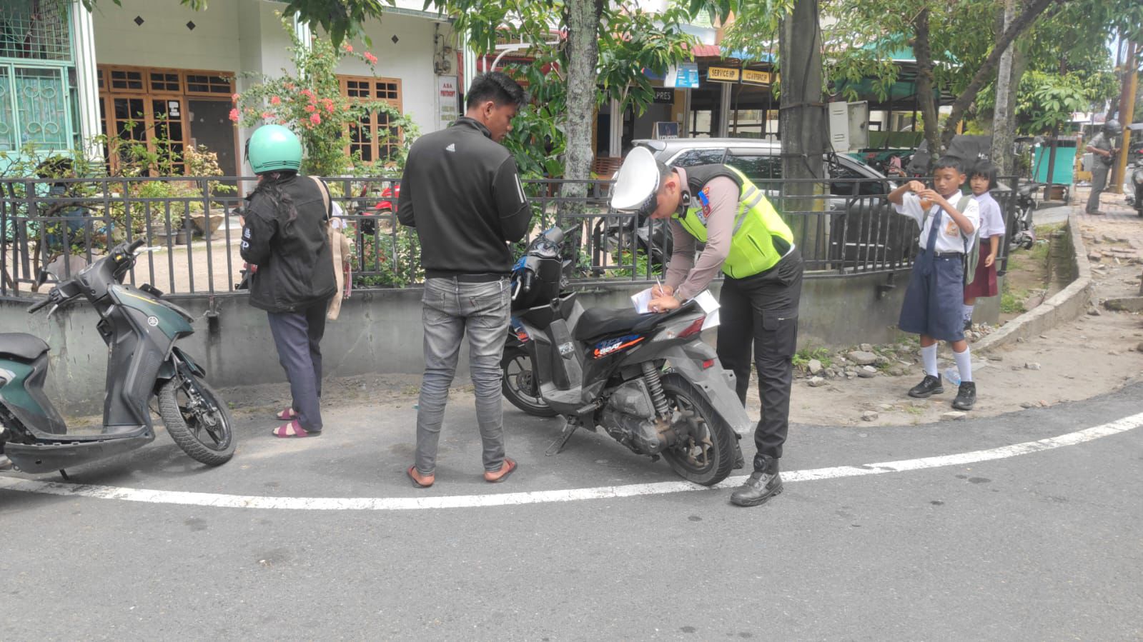 Hari Kesebelas Operasi Patuh Toba 2025, Polres Sibolga Lakukan Pelanggaran Langsung Ditilang