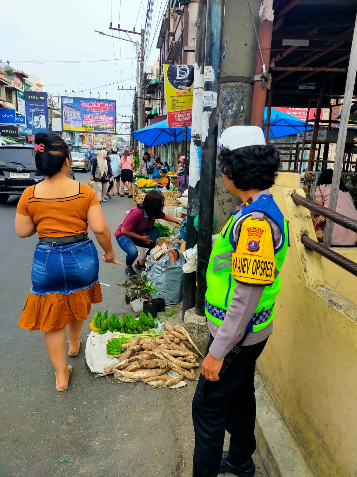 Sat Lantas Polres Pematangsiantar Berikan Imbauan dan Edukasi ke Pedagang Di Jalan Merdeka