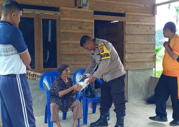 Polsek Pandan Salurkan Bantuan Sosial di Hari Jumat Berkah Kepada Lansia Di Tukka