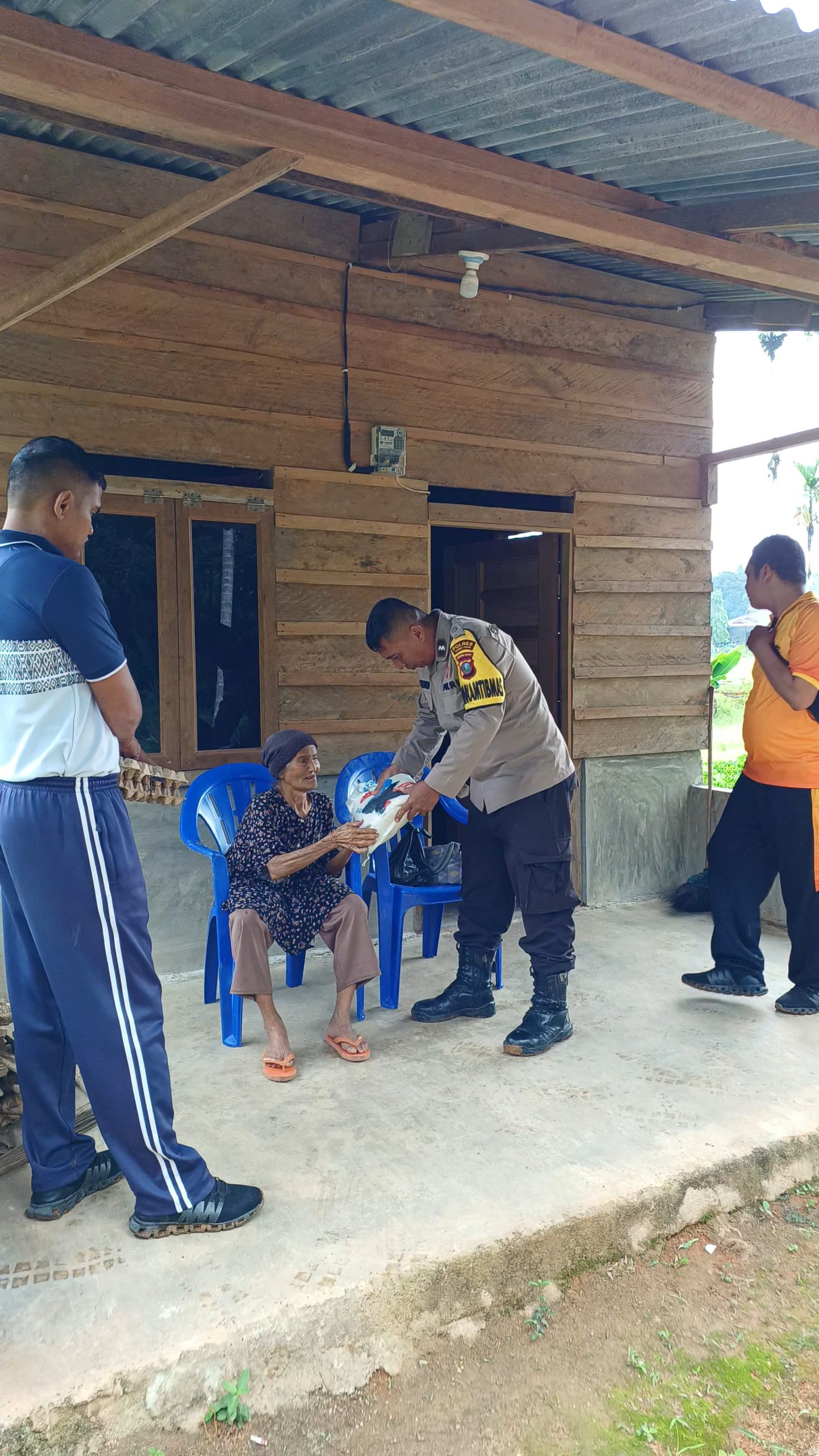 Polsek Pandan Salurkan Bantuan Sosial di Hari Jumat Berkah Kepada Lansia Di Tukka