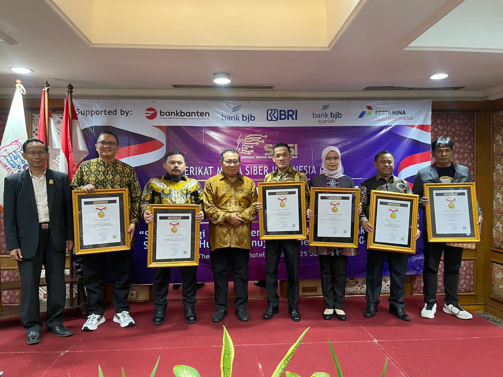 SMSI Sematkan Anugerah Pin Emas Kepada Jaksa Agung RI ST Burhanuddin SMSI Sematkan Anugerah Pin Emas Kepada Jaksa Agung RI ST Burhanuddin