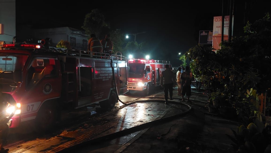 Polsek Siantar Timur Cek TKP Kebakaran Pabrik Tahu di Jalan Ahmad Yani Polsek Siantar Timur Cek TKP Kebakaran Pabrik Tahu di Jalan Ahmad Yani