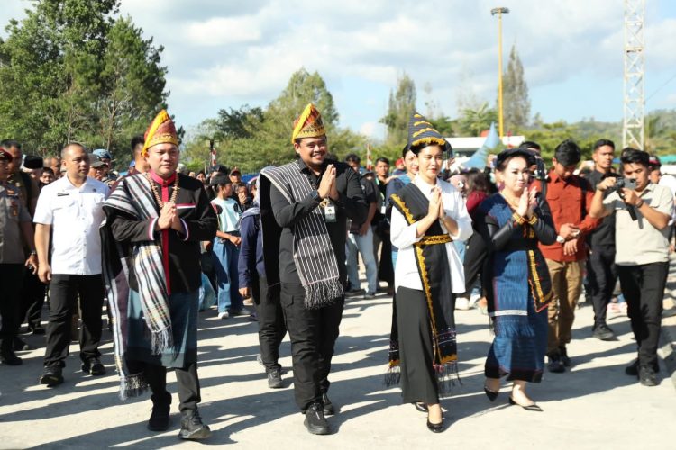 Gubsu Berikan Kado Di Pesta Oang Oang Kabupaten Pakpak Bharat