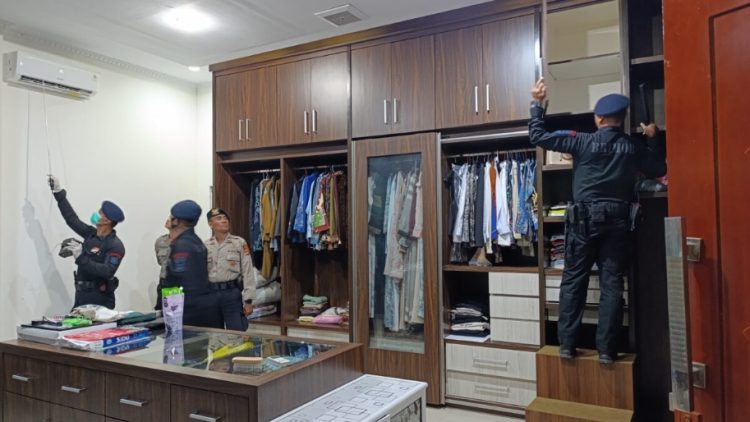 Gegana Lampung Sterilisasi Rumah Dinas Dan Ruang Kerja Bupati Way Kanan