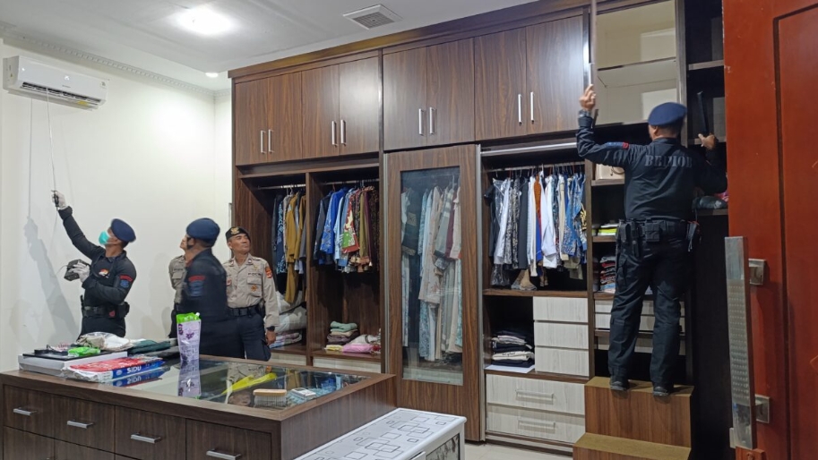 Gegana Lampung Sterilisasi Rumah Dinas Dan Ruang Kerja Bupati Way Kanan
