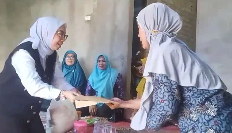 Bupati Way Kanan Kunjungi Keluarga Korban Serangan Beruang