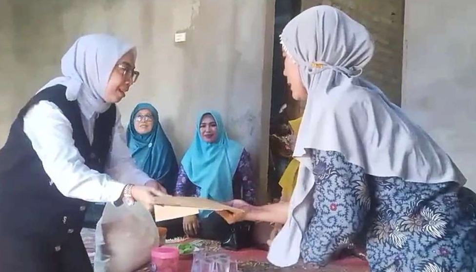 Bupati Way Kanan Kunjungi Keluarga Korban Serangan Beruang