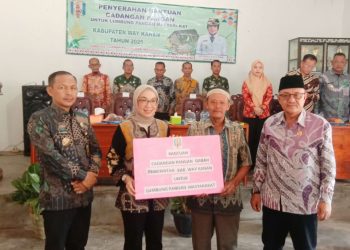 Bupati Way Kanan Serahkan Bantuan Gabah ke Masyarakat