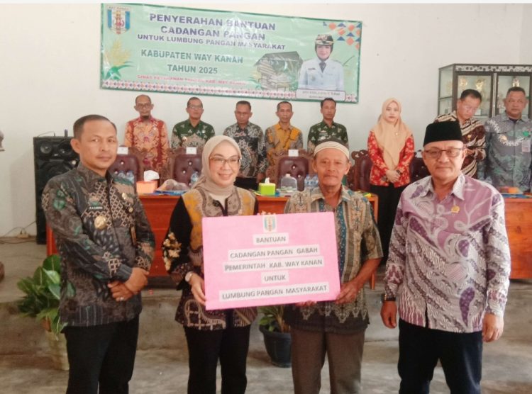 Bupati Way Kanan Serahkan Bantuan Gabah ke Masyarakat