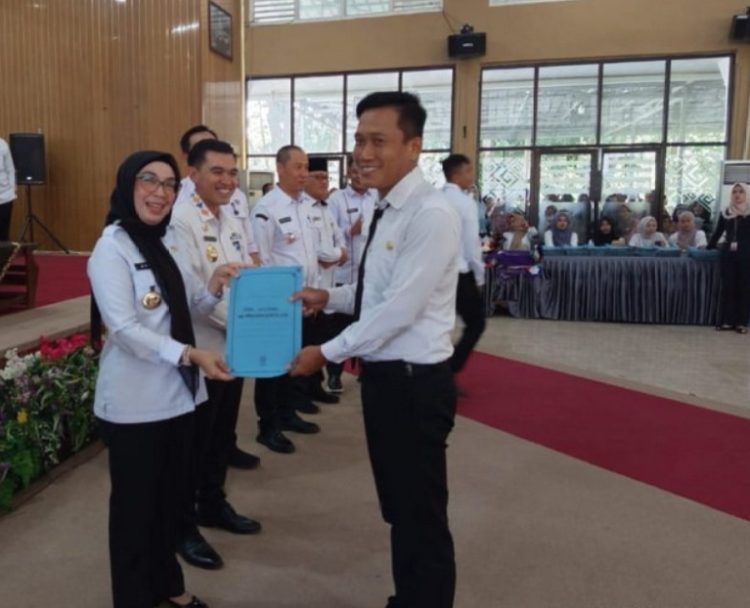 Bupati Way Kanan Serahkan SK Kepada 392 PPPK Formasi 2024