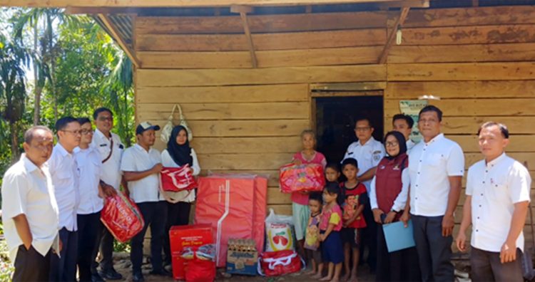 Pemkab Tapteng Berikan Bantuan Kepada Pemerlu Pelayanan Kesejahteraan Sosial di Dusun III Desa Pagaran Honas 