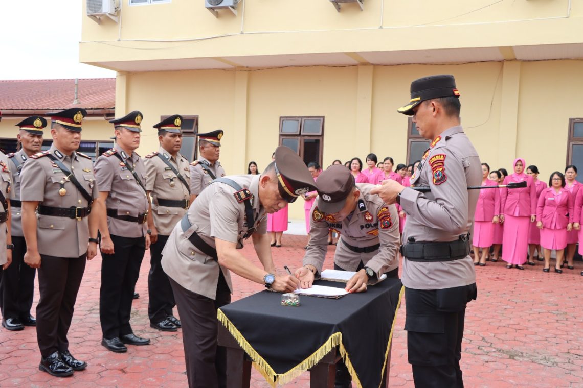 Kapolres Taput Pimpin Sertijab 8 Pejabat Polres