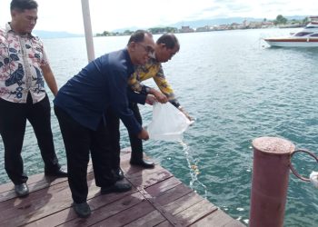 LKBN Antara Peduli Danau Toba Melakukan Tabur Benih Ikan Mas Serta Beri Pelatihan Bagi Pelaku UMKM di Toba